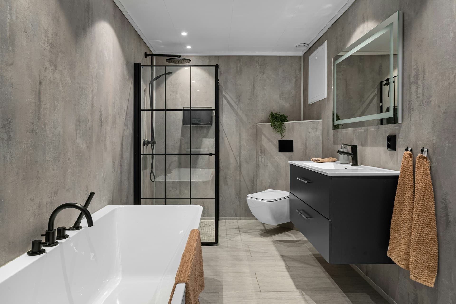 Salle de bain avec douche à l'italienne et grand format