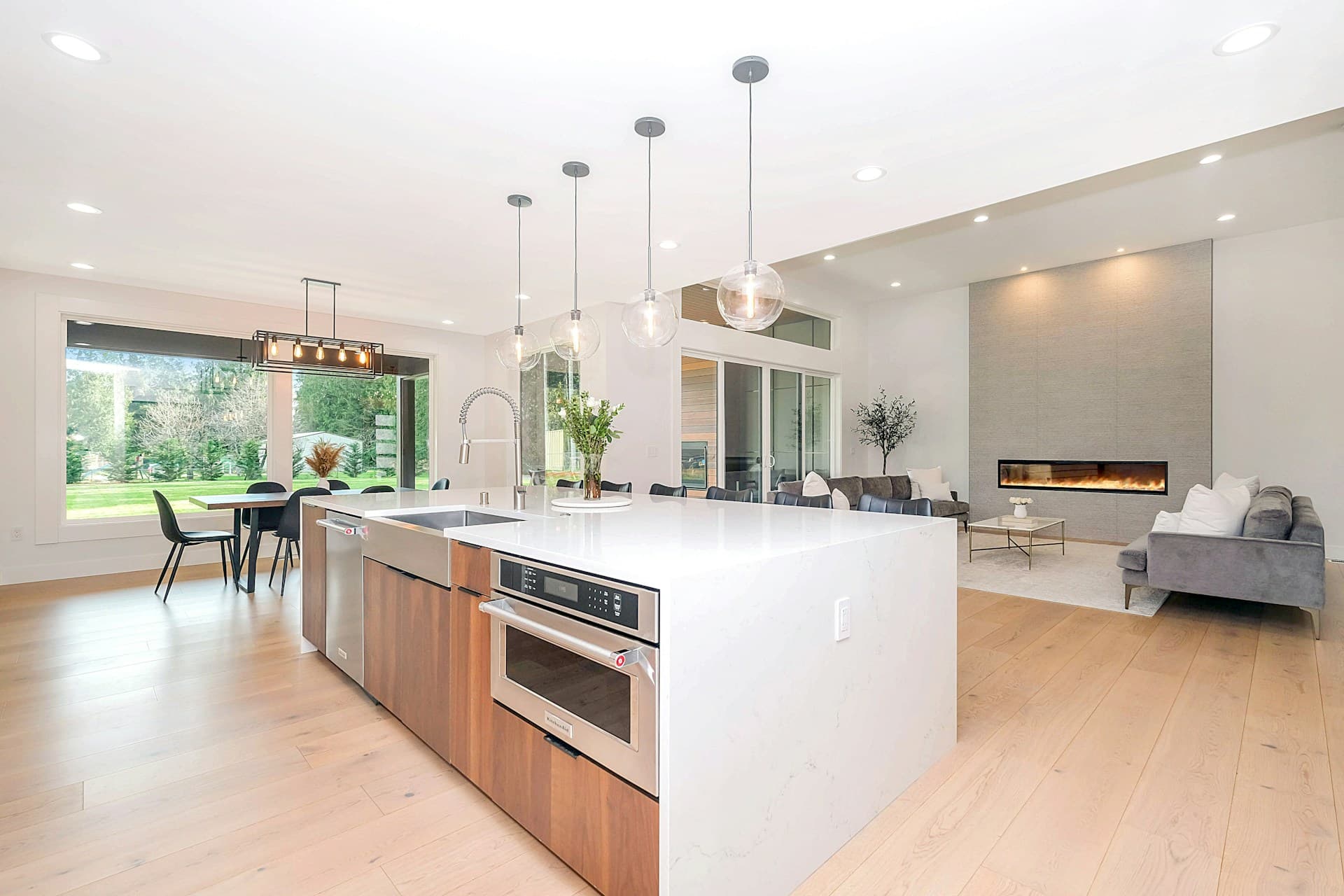 Cuisine ouverte rénovée avec carrelage grand format