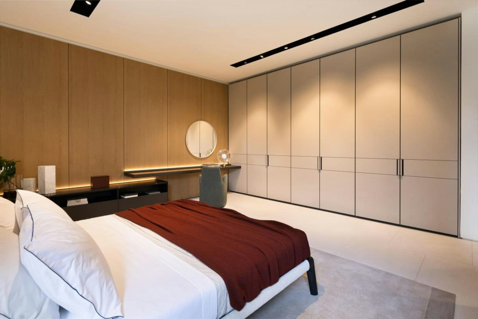 Chambre rénovée avec dressing sur mesure