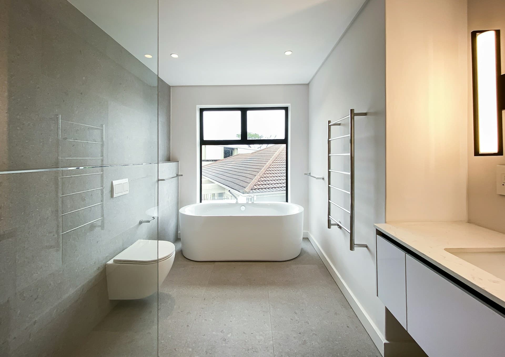Salle de bain avec baignoire XL