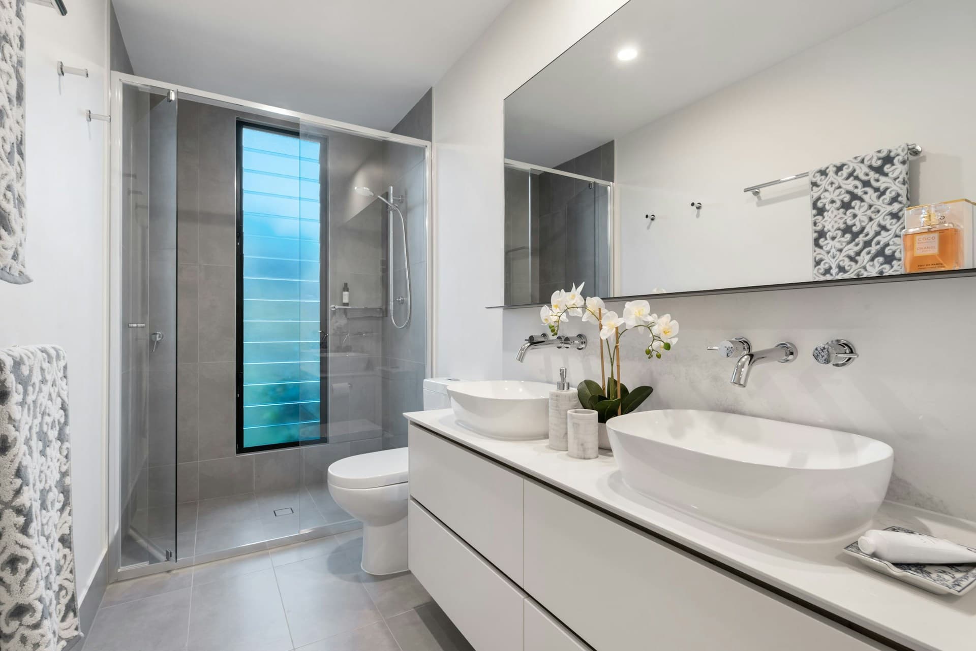 Salle de bain rénovée avec douche à l'italienne